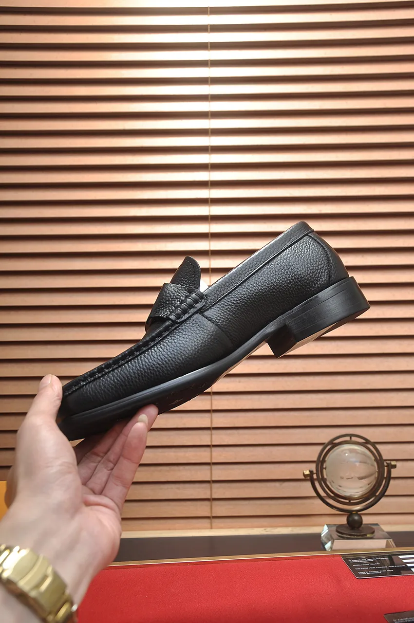 Men's men's shoes 💰520💶 [LV] (original single cowhide lining) 🍀LV's latest genuine leather business suit shoes are launched simultaneously on the official website. The first-layer cowhide imported from Italy is made of heavy gold, 💥official website 1:1 rubber outsole. Versatile to wear, high-end without losing class, and the color combination is extraordinary. This four-season style is alluring when worn on your feet, showing off your big-name flair. Standard code 38-45 (45 customized)